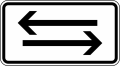Verkehrszeichen 1000-30 StVO, Verkehr in beide Richtungen, zwei gegenger. waagerechte Pfeile