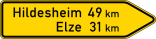 Verkehrszeichen 418-20 StVO, Pfeilwegweiser auf sonstigen Straßen, rechtsweisend, Höhe 450 mm, einseitig, Schrifthöhe 105 mm, zweizeilig