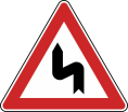 Verkehrszeichen 105-10 StVO, Doppelkurve (zunächst links)