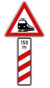 Verkehrszeichen 156-11 StVO, Bahnübergang mit dreistreifiger Bake, mit Meterangabe