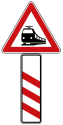 Verkehrszeichen 156-20 StVO, Bahnübergang mit dreistreifiger Bake (Aufstellung links)