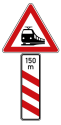 Verkehrszeichen 156-21 StVO, Bahnübergang mit dreistreifiger Bake, mit Meterangabe