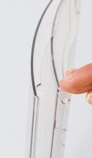 Detailansicht: leichtes Aufklappen durch leichten Druck auf die Ecken