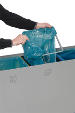 Detailansicht: Entleerung der Recyclingstation -Cubo Trella- - Müllbeutel nicht im Lieferumfang (Art. 39219)