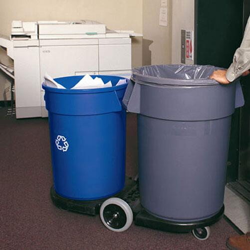 Anwendungsbeispiel: Container -BRUTE- mit Rollwagen - Container groß & Rollwagen nicht im