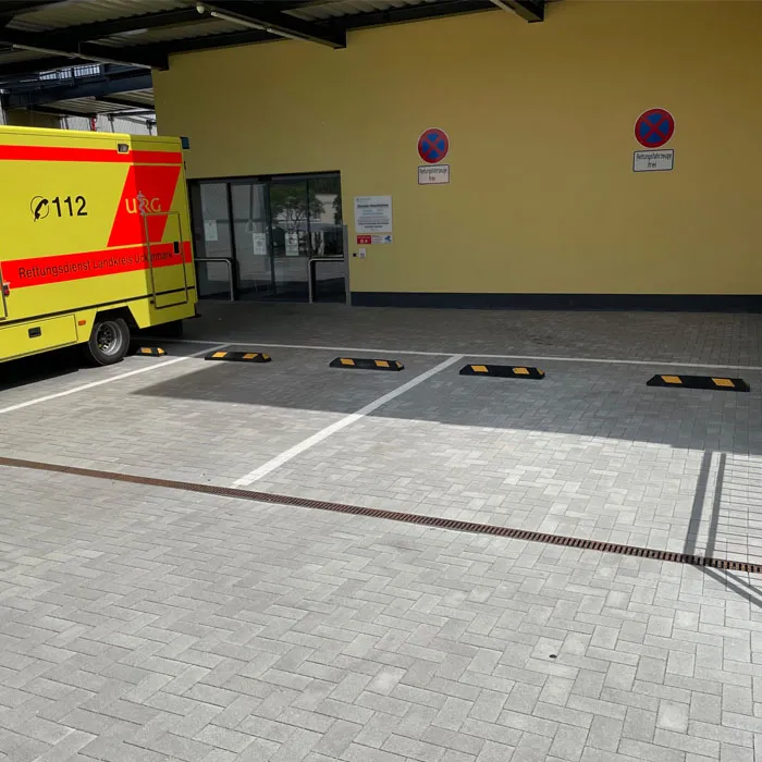 Parkplatzabgrenzung/Anfahrschwelle ′ParkIt′, Länge 550, 900, 1200 oder 1800 mm, Höhe 100 mm - Anwendungsbeispiel als Radstop (Art. 12839):
