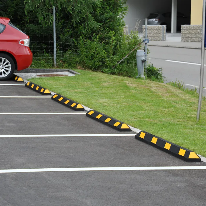 Parkplatzabgrenzung/Anfahrschwelle ′ParkIt′, Länge 550, 900, 1200 oder 1800 mm, Höhe 100 mm - Anwendungsbeispiel als Parkplatzabgrenzung (Art. 12841):