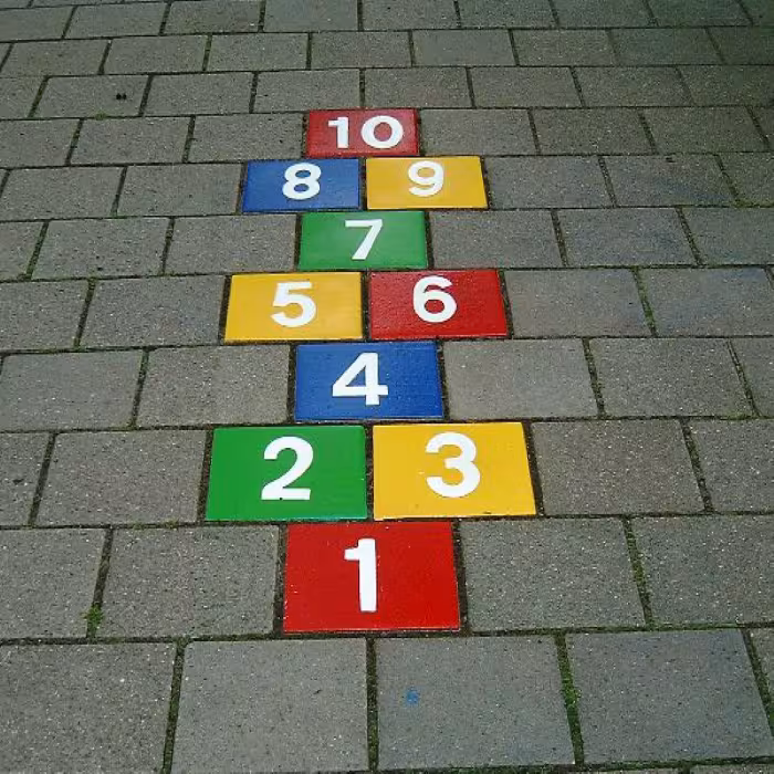 Spielplatzmarkierung Hüpfspiel DecoMark® ′Himmel und Hölle′ aus Thermoplastik - Anwendungsbeispiel: Farbenfroh mit hoher UV-Beständigkeit