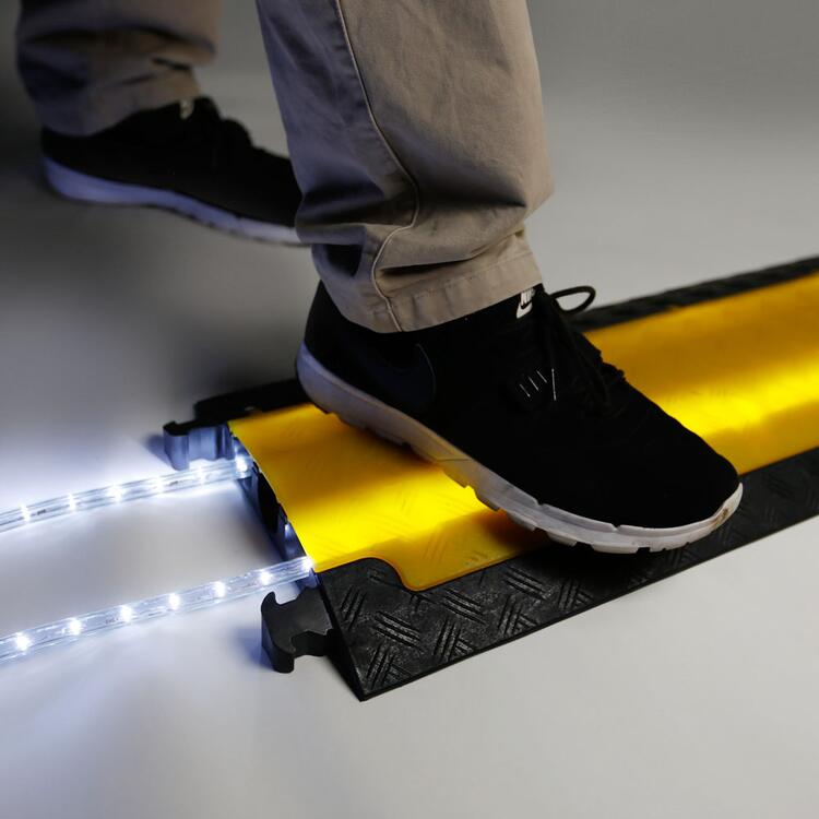 Anwendungsbeispiel: Kabelbrücke Typ 350 mit LUX-Deckel für bessere Sichtbarkeit im Dunkeln (Art.