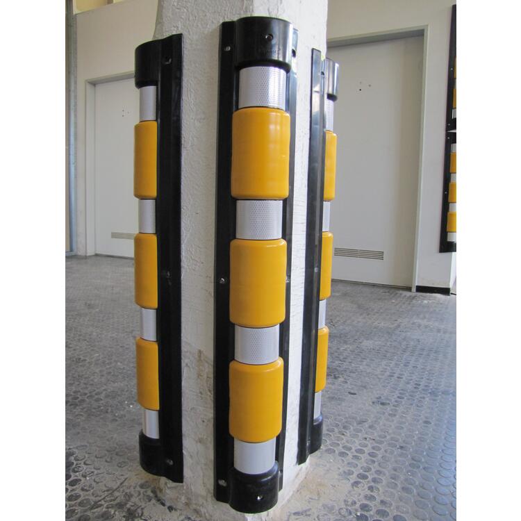 Anwendungsbeispiel an einer Säule: Eckschutzschiene aus PU, Länge 900 mm, mit reflektierenden