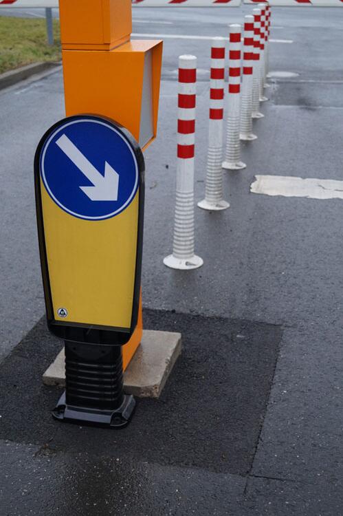 Flexibake für Verkehrsinsel, Kunststoff, H 900 oder 1000 mm, rechts- o. linksweisend, überfahrbar - 