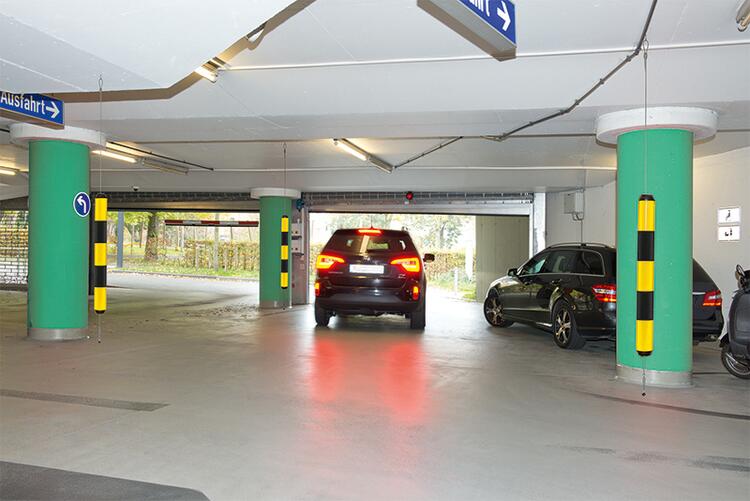 Anwendungsbeispiel: Leitpin -Boje- in schwarz-gelb, in einem Parkhaus (Art. 39451)