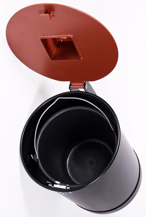 Detailansicht von oben: Batteriesammler mit geöffnetem Deckel