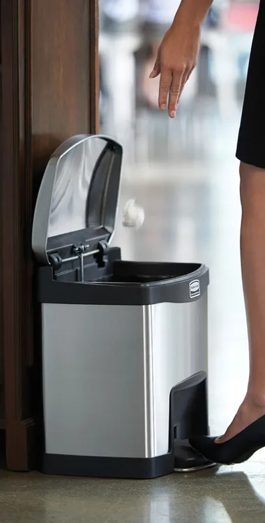 Anwendungsbeispiel: Öffnung des Abfallbehälters -Slim Jim- Rubbermaid mit Fußpedal (Art. 34424)