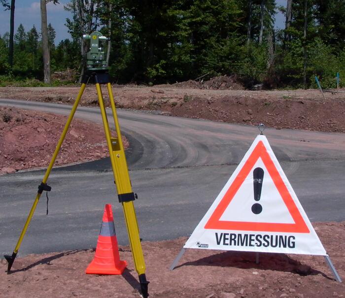 Anwendungsbeispiel: Symbol -Gefahrenstelle- + Text -Vermessungen-, fluoreszierend