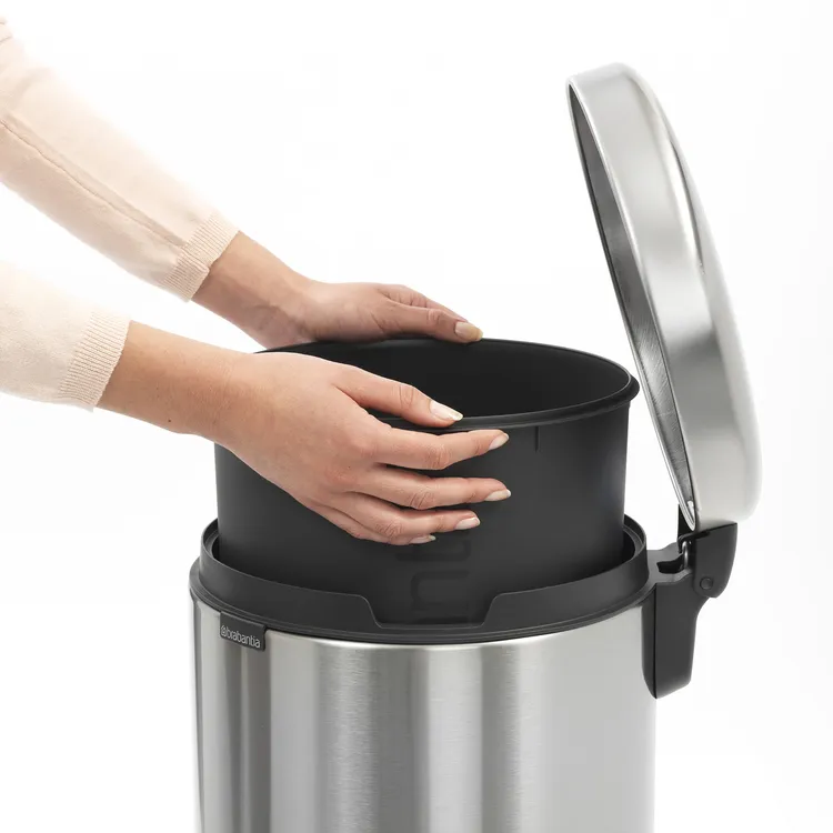 Abfallbehälter ′Iconic Step′ Brabantia, 3 Liter, aus Stahl, mit Pedal, verschiedene Farben - Anwendungsbeispiel: Entnahme des Innenbehälters