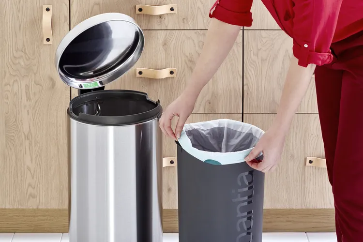 Abfallbehälter ′Iconic Step′ Brabantia, 3 Liter, aus Stahl, mit Pedal, verschiedene Farben - Anwendungsbeispiel: Einziehen des Beutels