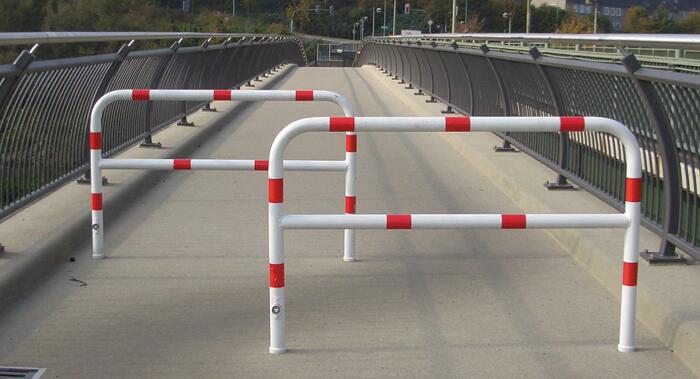 Wegesperre ′herausnehmbar/drehbar′, 1000-2500 mm, mit oder ohne Knieholm - Anwendungsbeispiel: