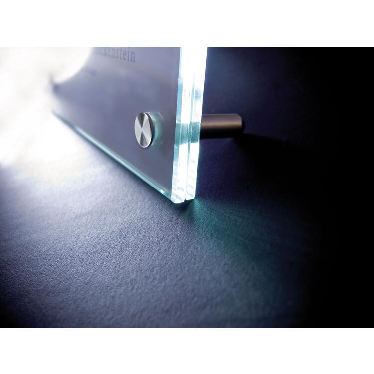 Detailansicht: exklusiver Aufsteller mit Edelstahlhalterungen