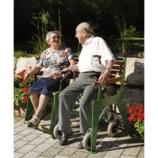 Anwendungsbeispiel: 2-Sitzer -Comfort- 1 Sitz mit Fu&szlig;auflage + 1 Rollator-Einschub (Art.