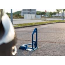 Parkplatzsperre &prime;Parklio Zeus AC&prime;, Stahl verzinkt, blau/silber, Wechselstrom-Betrieb,