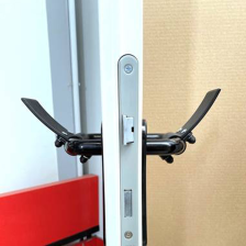 Anwendungsbeispiel: 2 x hygienischer Türöffner -Opener- aus Kunststoff, in schwarz (Art. 39928)