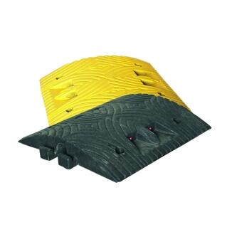 Temposchwelle bis 10 km/h aus Recyclingmaterial mit Reflektoren, Überfahrlänge 500 mm, Höhe 70 mm,