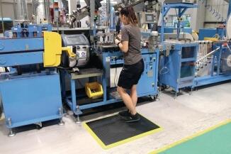 Ergonomische Arbeitsplatzmatte COBA, schwarz mit gelben Streifen, PU, 18mm, Rautenmuster, 900x600mm 