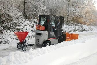 Anwendungsbeispiel: Streuwagen -Typ STW- 100 Liter - Gabelstapler und Schneeschieber nicht im