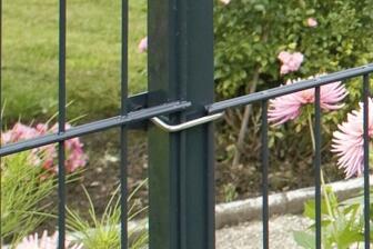 Detailansicht: Befestigung des Zauns durch U-B&uuml;gel