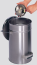 Anwendungsbeispiel: Abfallbehälter -Cubo Alano- kein Verlust des Deckels, da fest mit dem Tragegriff verbunden (Art. 16004)