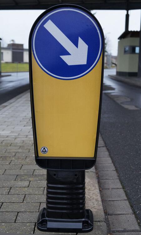 Flexibake für Verkehrsinsel, Kunststoff, H 900 oder 1000 mm, rechts- o. linksweisend, überfahrbar
