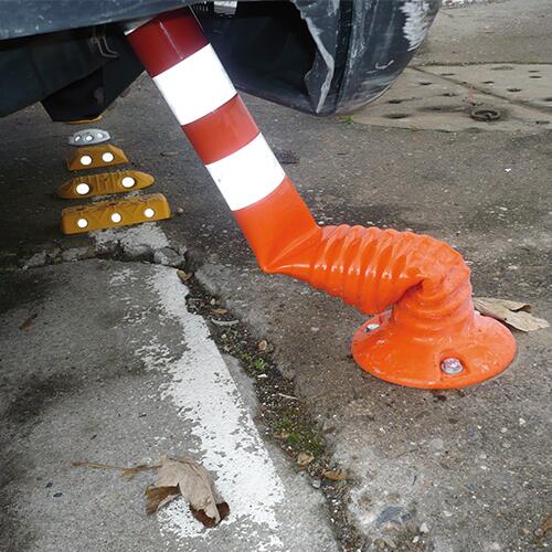 Absperrpfosten 'Flexi Orange' Ø 80 mm, nachgiebig mit weiß reflektierenden Streifen
