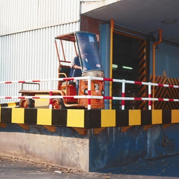 Anwendungsbeispiel: Systemgeländer ′Mountain′ elektrisch leitend, rot/weiß (Art. 41570)