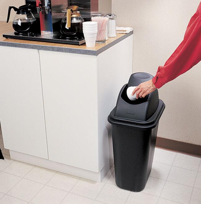 Anwendungsbeispiel: Platzierung des Papierkorbs -Square- Rubbermaid(Art. 12175-02)