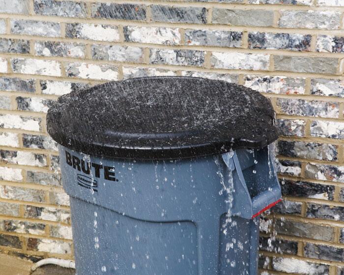 Anwendungsbeispiel: Ablaufrinnen des Abfallcontainers -BRUTE- verhindert Ansammeln von Wasser (Art.