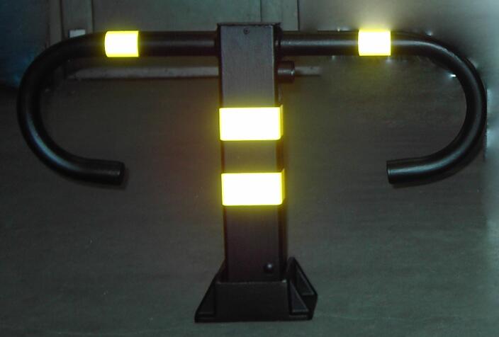 Parkbügel 'BÜG', aufgestellt u. umgelegt abschließbar, rot/weiß