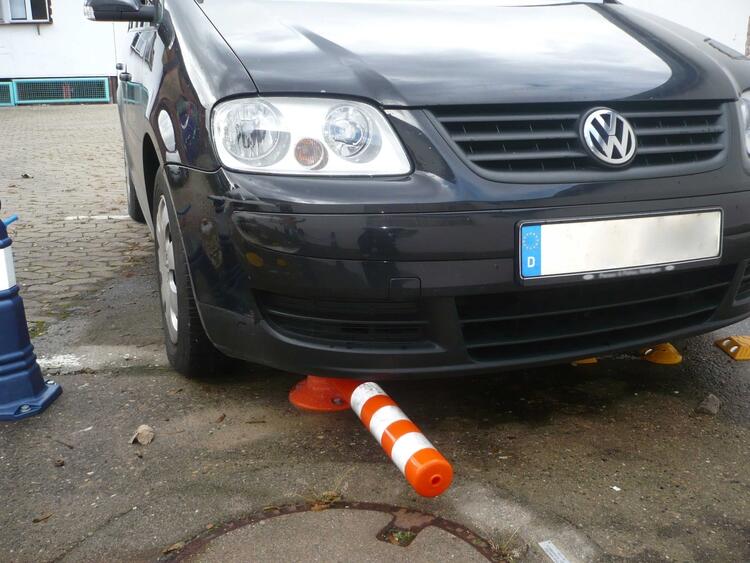 Absperrpfosten 'Elasto Orange' Ø 80 mm, überfahrbar mit retroreflektierenden Streifen