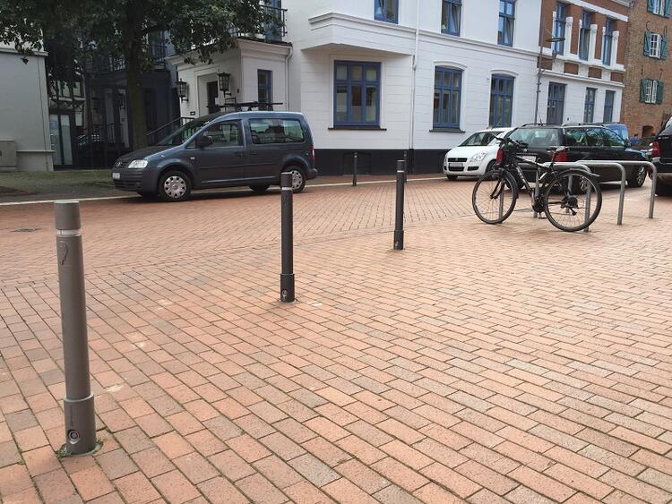 Stilpoller 'Leto' Ø 80 mm aus Aluguss, zum Einbetonieren, feststehend oder herausnehmbar mit 3p