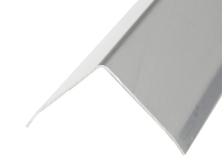 Modellbeispiel: Eckschutzprofil aus Edelstahl, 3-fach gekantet, Oberfl&auml;che glatt