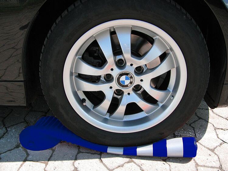 Absperrpfosten 'Elasto Blue' Ø 80 mm, überfahrbar mit retroreflektierenden Streifen