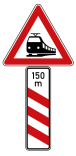 Verkehrszeichen 156-21 StVO, Bahnübergang mit dreistreifiger Bake, mit Meterangabe