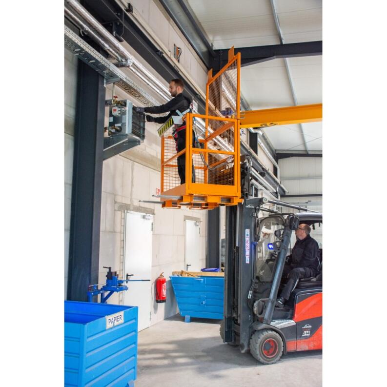 Arbeitsbühne MB-II mit Einfahrttaschen an Längs- und Querseite