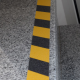 Anwendungsbeispiel: Antirutsch-Bodenmarkierungsband -Easy Clean- in schwarz-gelb (Art. 40410)