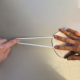 Anwendungsbeispiel  anhand Art. 40341 : Gummibänder durch feste Fixierung der Klebepunkte mit Zeige- u. Mittelfinger dehnen