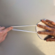 Anwendungsbeispiel: Gummibänder durch feste Fixierung der Klebepunkte mit Zeige- und Mittelfinger dehnen