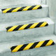 Anwendungsbeispiel: Edelstahl-Kantenprofil für Treppenstufen, schwarz/gelb ohne Text (Art. 33028)