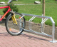 Anwendungsbeispiel: 3 Radstände, einseitig, zum Aufschrauben (Abb. zeigt verzinkten Fahrradständer -Tallinn-)