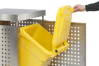 Detailansicht: Sicherung des Müllbehälterschranks -Cubo Sabana- Mülltonne nicht im Lieferumfang (Art. 39214)